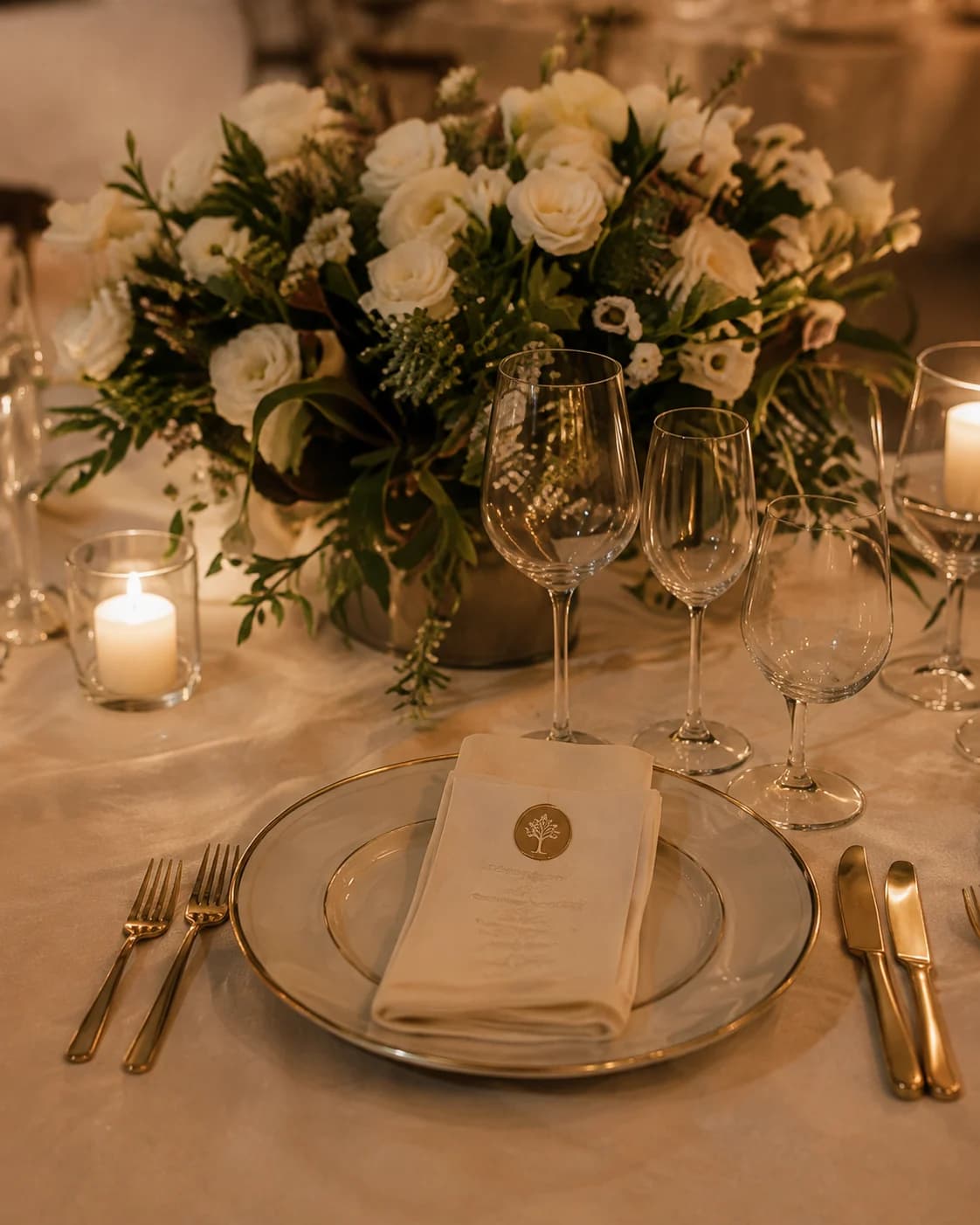 Inspiración: mesa con flores blancas y detalles champagne